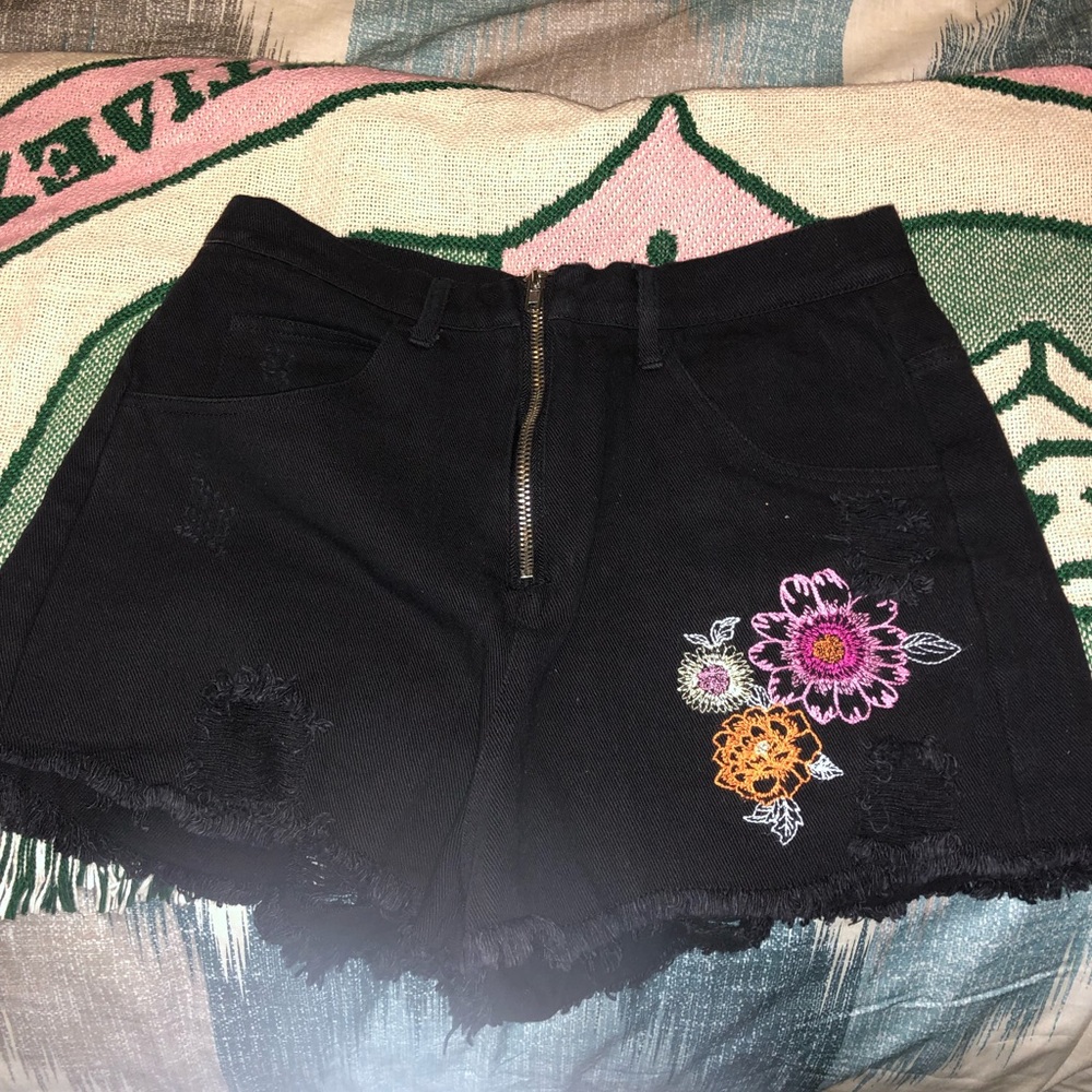 SUPER cute black shorts with print